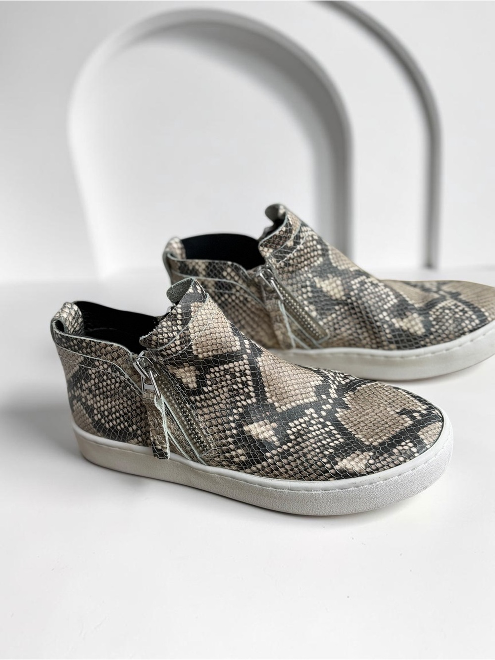 Dolce Vita EUC Tobee Snakeskin Double Zip High Top Sneakers 7.5